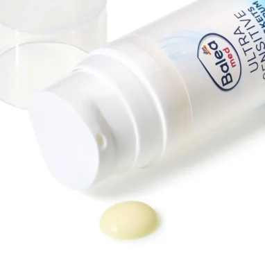 Balea Med Ultra Sensitive Intensive Serum, 30ml Close-up texture of Balea med Ultra Sensitive Intensive Serum drop