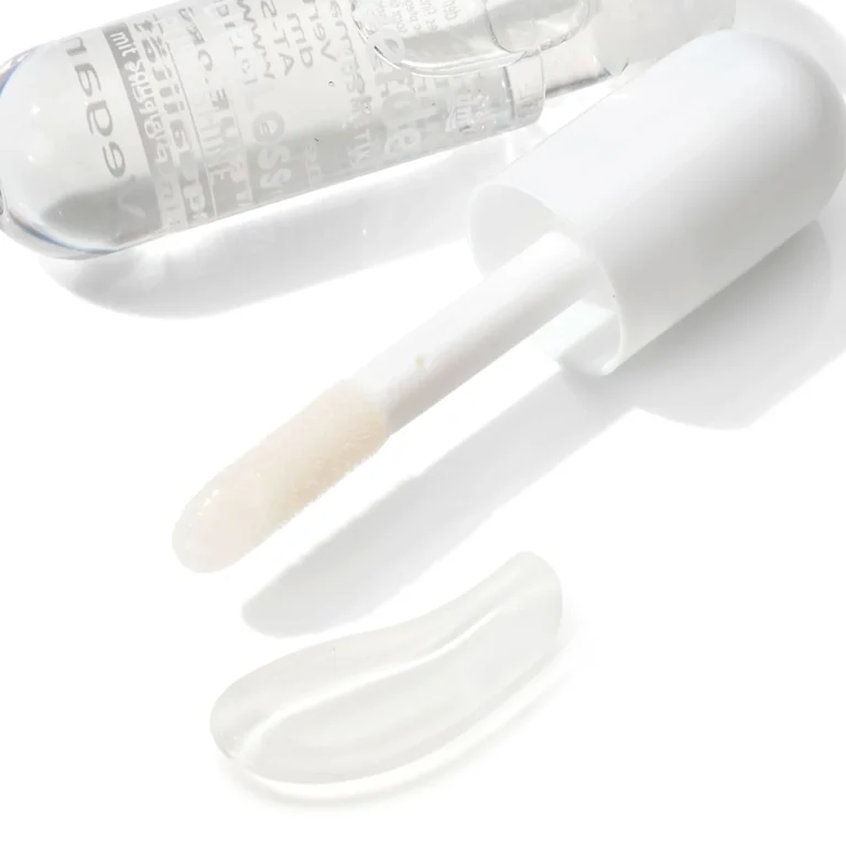 alverde Pure Shine Lip Gloss 10 Clear Aura, 5 ml Detail of alverde Pure Shine Lip Gloss 10 Clear Aura showing its transparent, shimmering finish