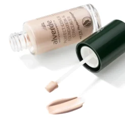 alverde NATURKOSMETIK Foundation & Concealer 05 Porcelain texture close-up