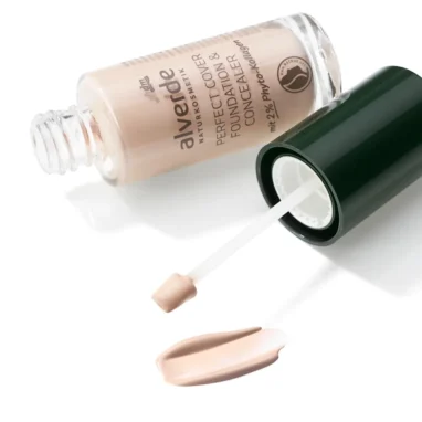 alverde NATURKOSMETIK Foundation & Concealer 05 Porcelain texture close-up