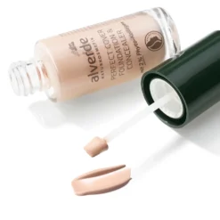 alverde NATURKOSMETIK Foundation & Concealer 10 Vanilla texture close-up