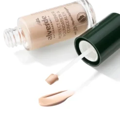 alverde NATURKOSMETIK Foundation & Concealer 20 Almond texture close-up