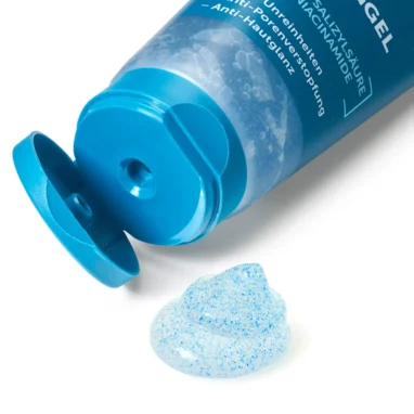 Balea Men Hydro Peeling, 100 ml Balea MEN Hydro 3-in-1 Peeling Gel gel texture close-up for exfoliation