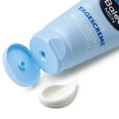 Balea MEN Sensitive Face Cream, 75 ml Balea Men Sensitive Face Cream texture - moisturizing cream detail shot