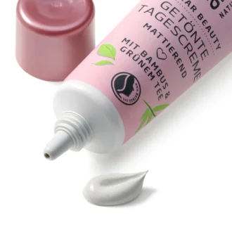 alverde NATURKOSMETIK Tinted Day Cream Clear Beauty texture swatch