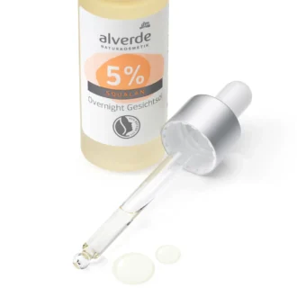 Close-up drop of alverde Overnight Facial Oil 5% Squalane on skin
