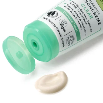 Texture of alverde Clear Cleansing Cream with healing clay