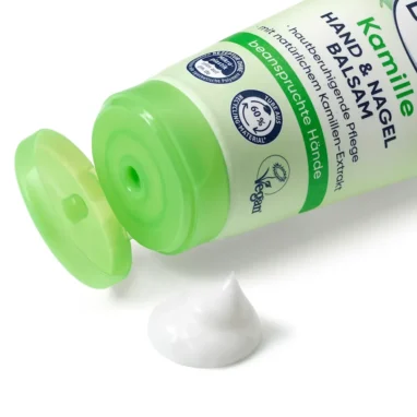 Balea Chamomile Hand & Nail Balm, 100 ml Close-up of the lightweight creamy texture of the Chamomile hand balm
