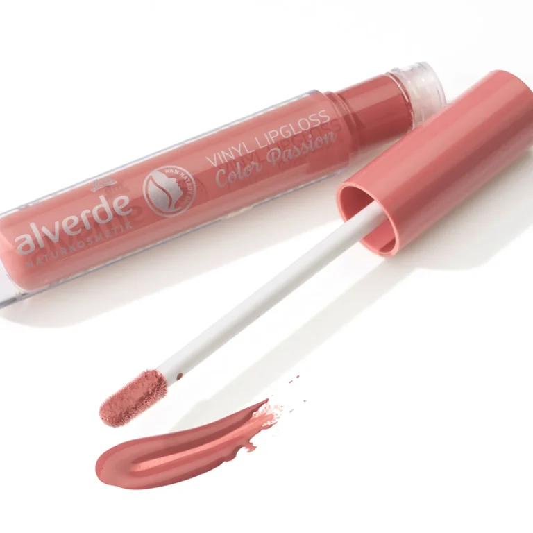 Fluid-creamy texture of alverde Vinyl Color Passion 20 lip gloss on applicator wand