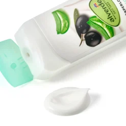 Fast-absorbing texture of alverde Olive & Aloe Vera Body Lotion for dry skin