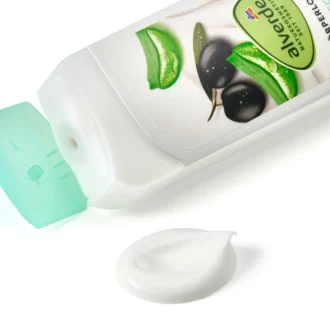 Fast-absorbing texture of alverde Olive & Aloe Vera Body Lotion for dry skin