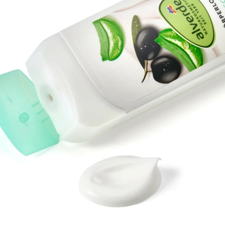 Fast-absorbing texture of alverde Olive & Aloe Vera Body Lotion for dry skin