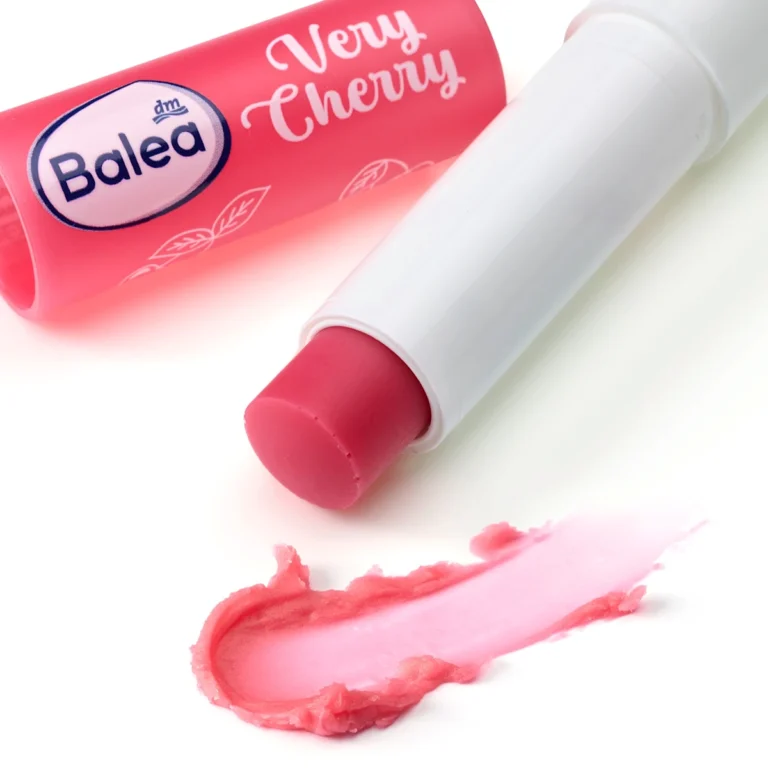 Balea Very Cherry Tinted Lip Balm 4.8 g with shea butter and a subtle color finish - Detail