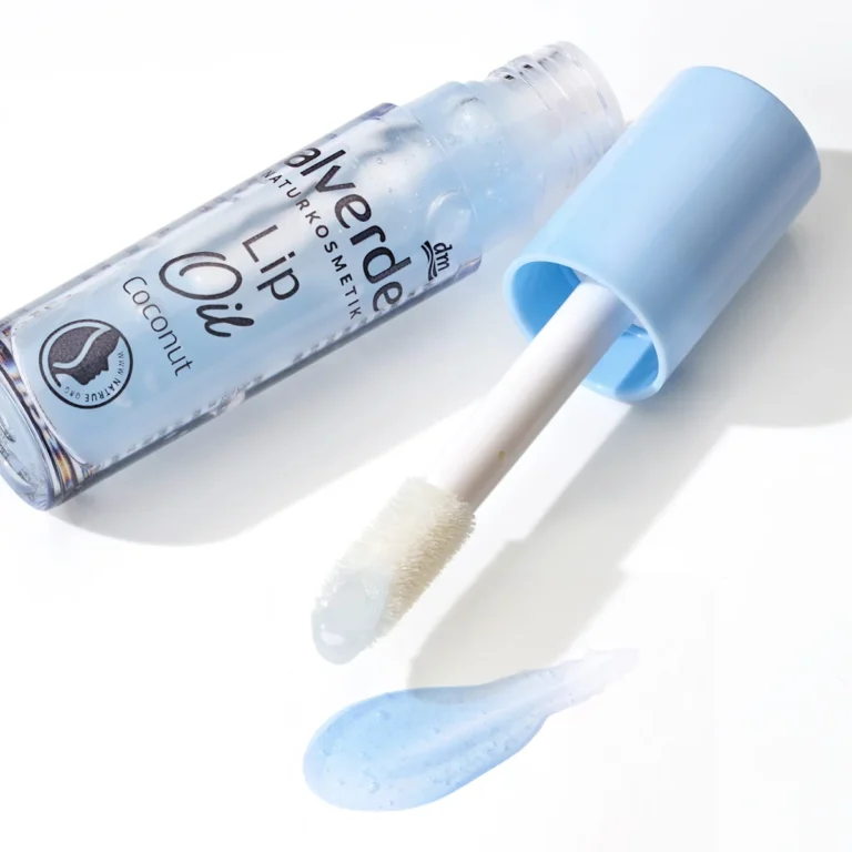 alverde Coconut Lip Oil with Hyaluronic Acid, 3.9 ml Close-up of alverde Coconut Lip Oil showing its glossy texture and blue-tinted appearance