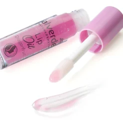 alverde Dragonfruit Lip Oil with Hyaluronic Acid, 3.9 ml Close-up of alverde Dragonfruit Lip Oil showing its sheer pink color and glossy finish
