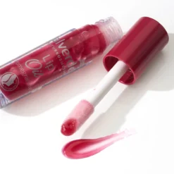 alverde Pomegranate Lip Oil with Hyaluronic Acid, 3.9 ml Close-up of alverde Pomegranate Lip Oil showing its red-toned, glossy texture