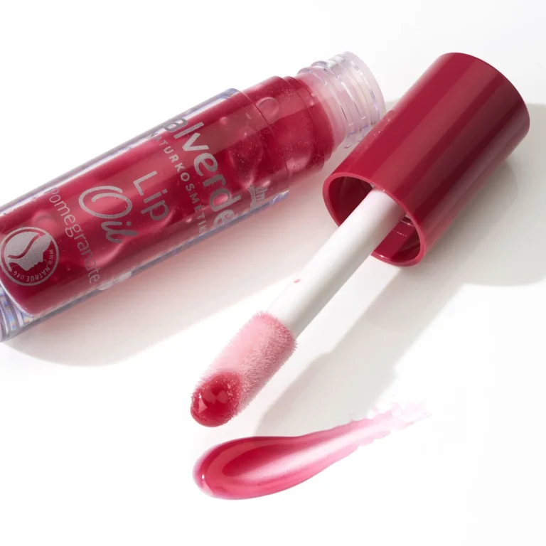alverde Pomegranate Lip Oil with Hyaluronic Acid, 3.9 ml Close-up of alverde Pomegranate Lip Oil showing its red-toned, glossy texture