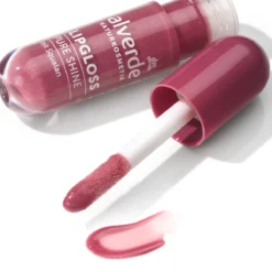 alverde Pure Shine Lip Gloss 40 Glossy Berry, 5 ml Close-up of alverde Pure Shine Lip Gloss 40 Glossy Berry showing its shimmering, glossy berry finish
