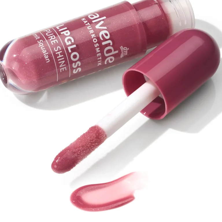 alverde Pure Shine Lip Gloss 40 Glossy Berry, 5 ml Close-up of alverde Pure Shine Lip Gloss 40 Glossy Berry showing its shimmering, glossy berry finish