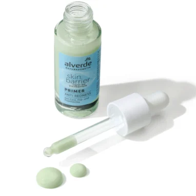 Green-tinted texture of alverde Skin Barrier Anti-Redness Primer for visually balancing facial redness